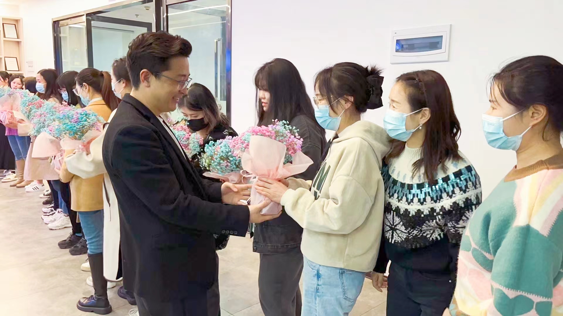 春风送暖 花开绚烂 | 蓝冠注册为全体女员工发放温馨节日福利！7