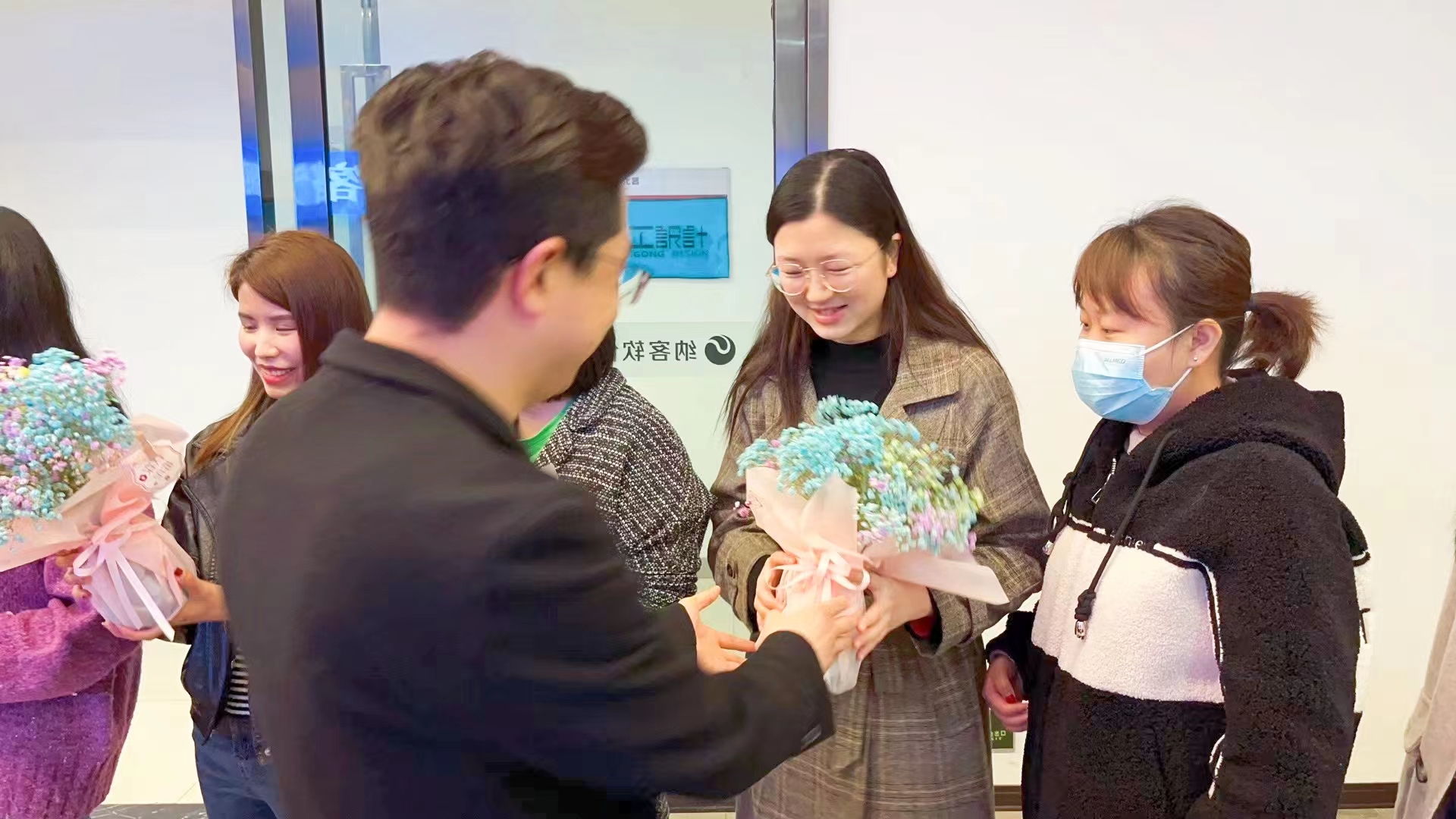 春风送暖 花开绚烂 | 蓝冠注册为全体女员工发放温馨节日福利！4