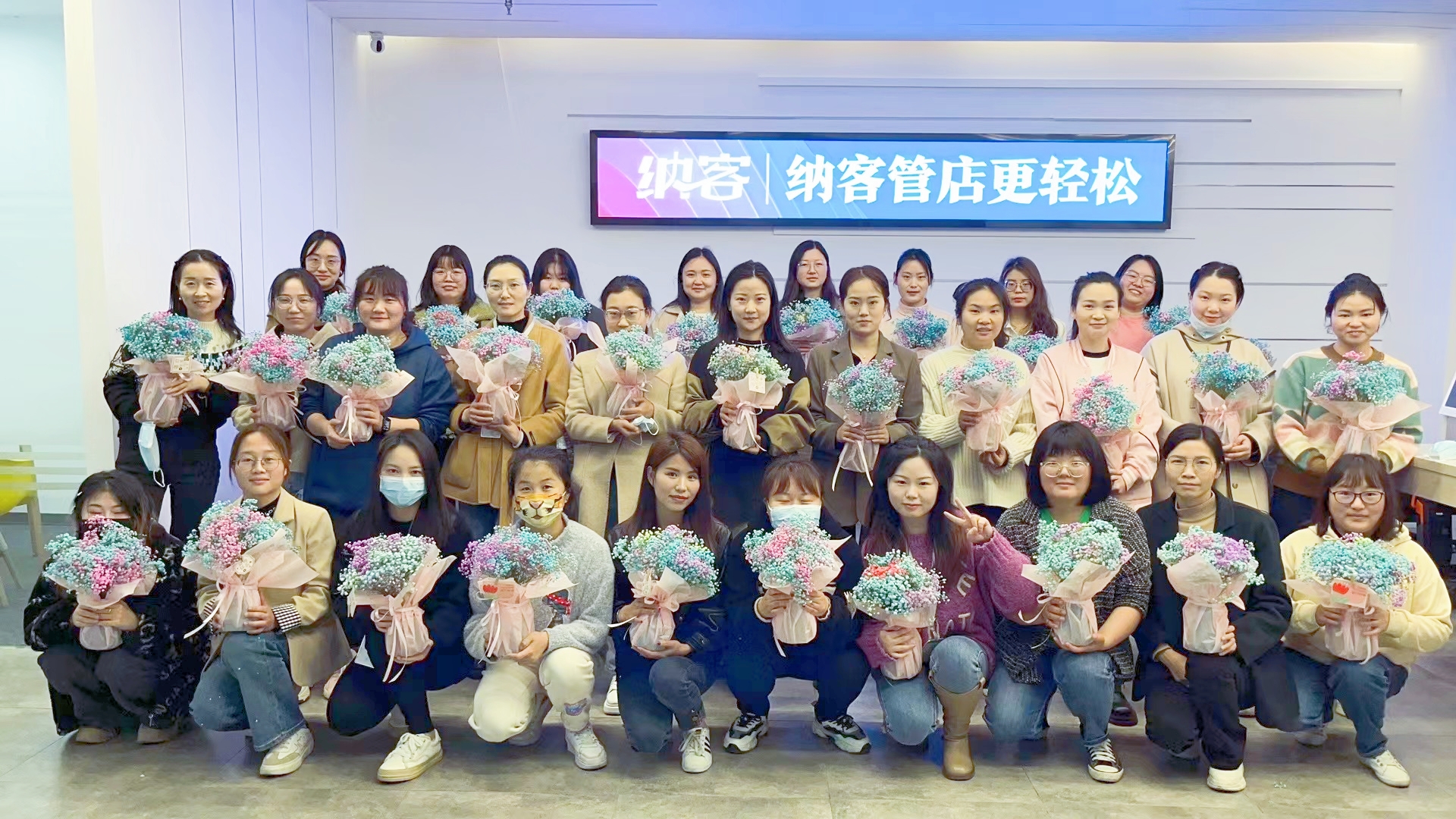 春风送暖 花开绚烂 | 蓝冠注册为全体女员工发放温馨节日福利！10