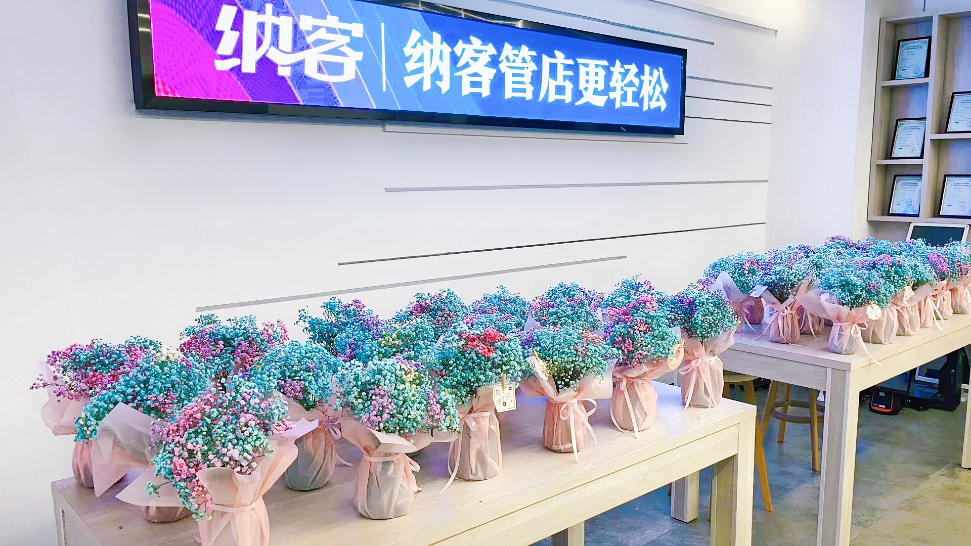 春风送暖 花开绚烂 | 蓝冠注册为全体女员工发放温馨节日福利！1