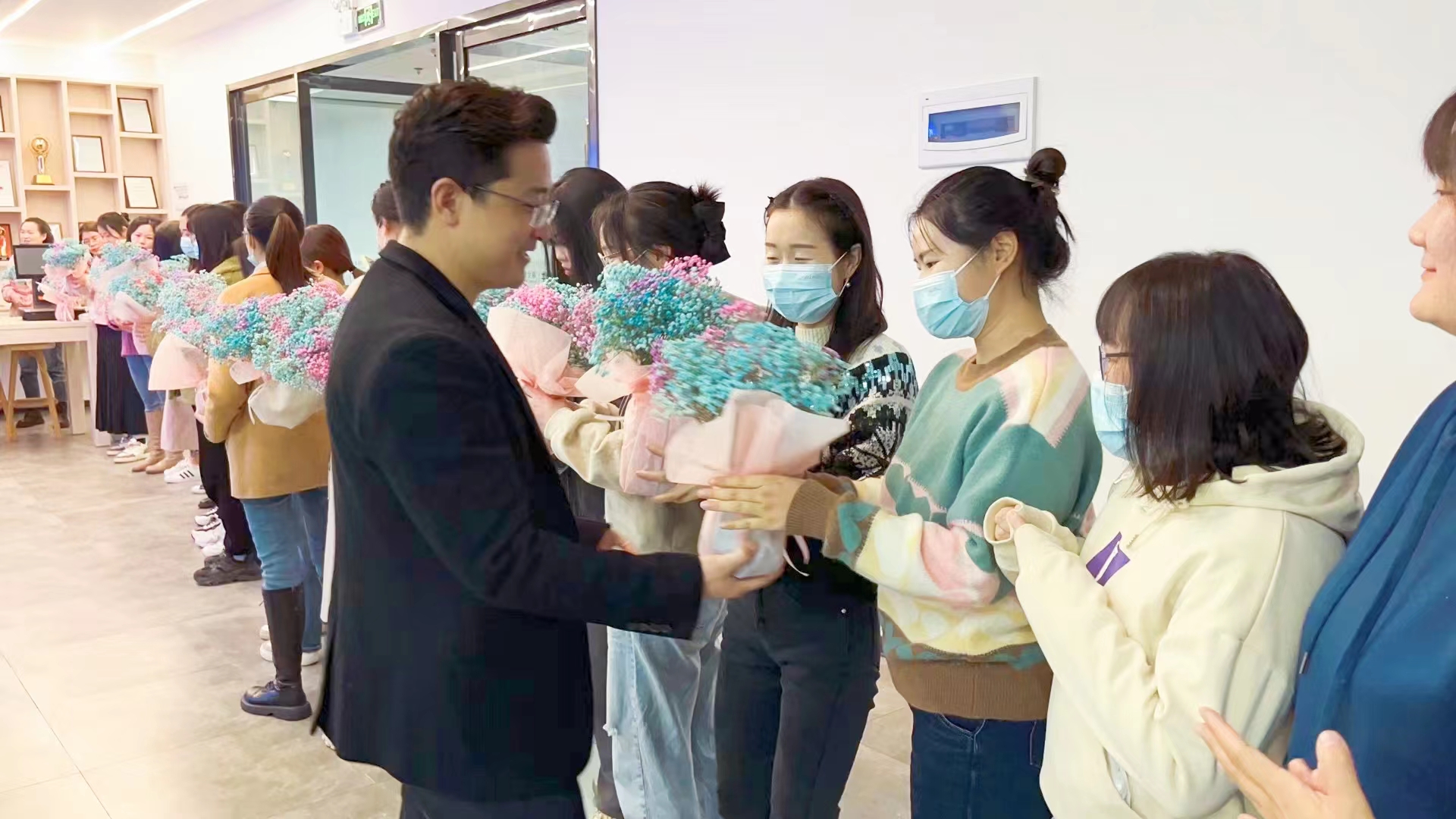 春风送暖 花开绚烂 | 蓝冠注册为全体女员工发放温馨节日福利！8