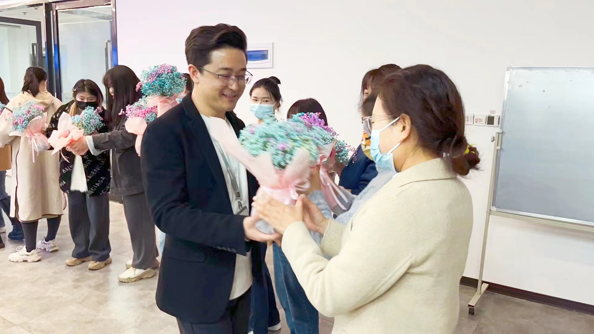 春风送暖 花开绚烂 | 蓝冠注册为全体女员工发放温馨节日福利！9