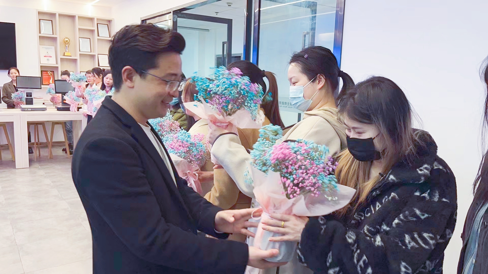 春风送暖 花开绚烂 | 蓝冠注册为全体女员工发放温馨节日福利！6