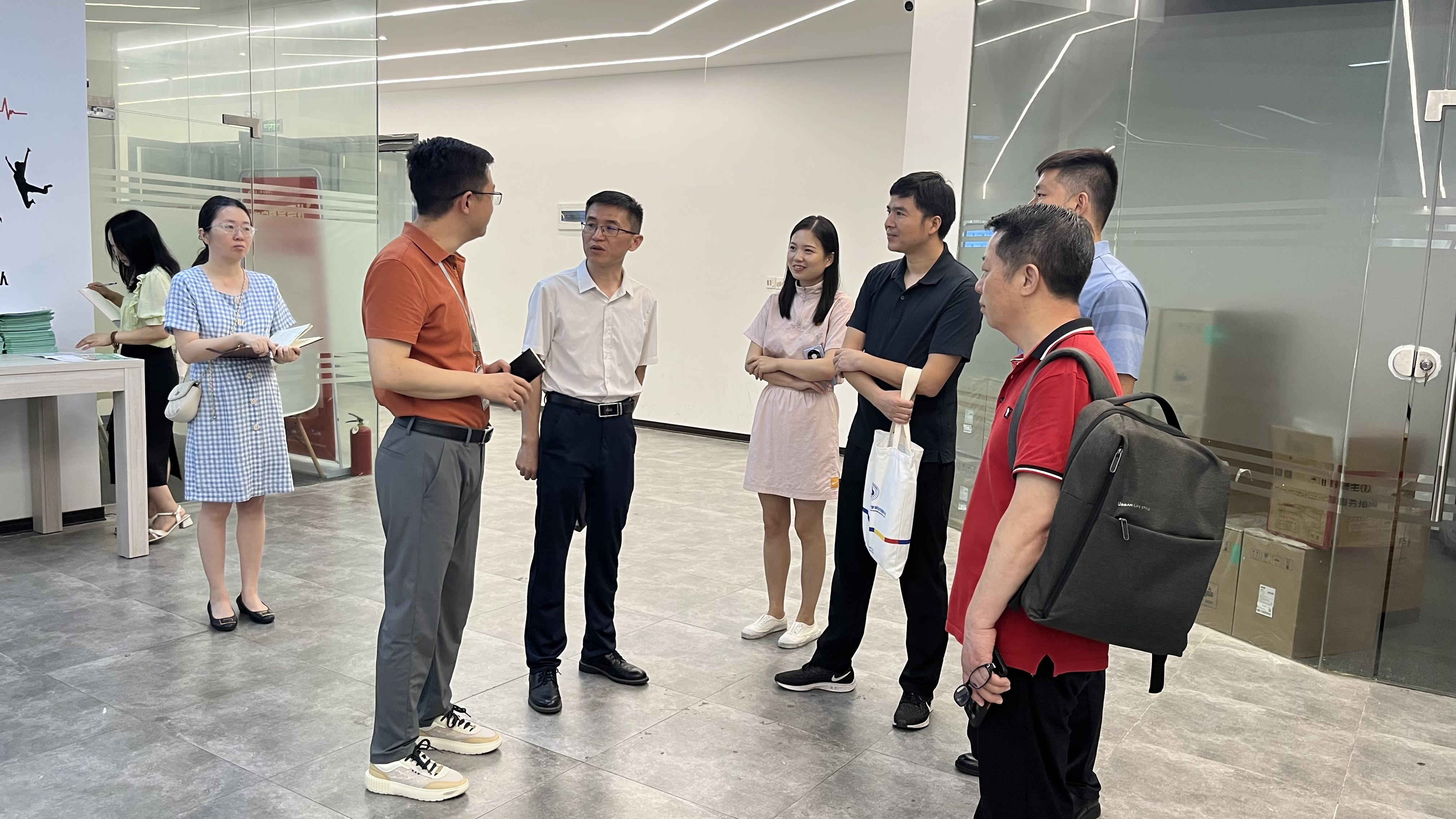 领导视察 指导工作 | 宜昌市商务局领导一行莅临湖北纳新网络科技有限公司视察调研2