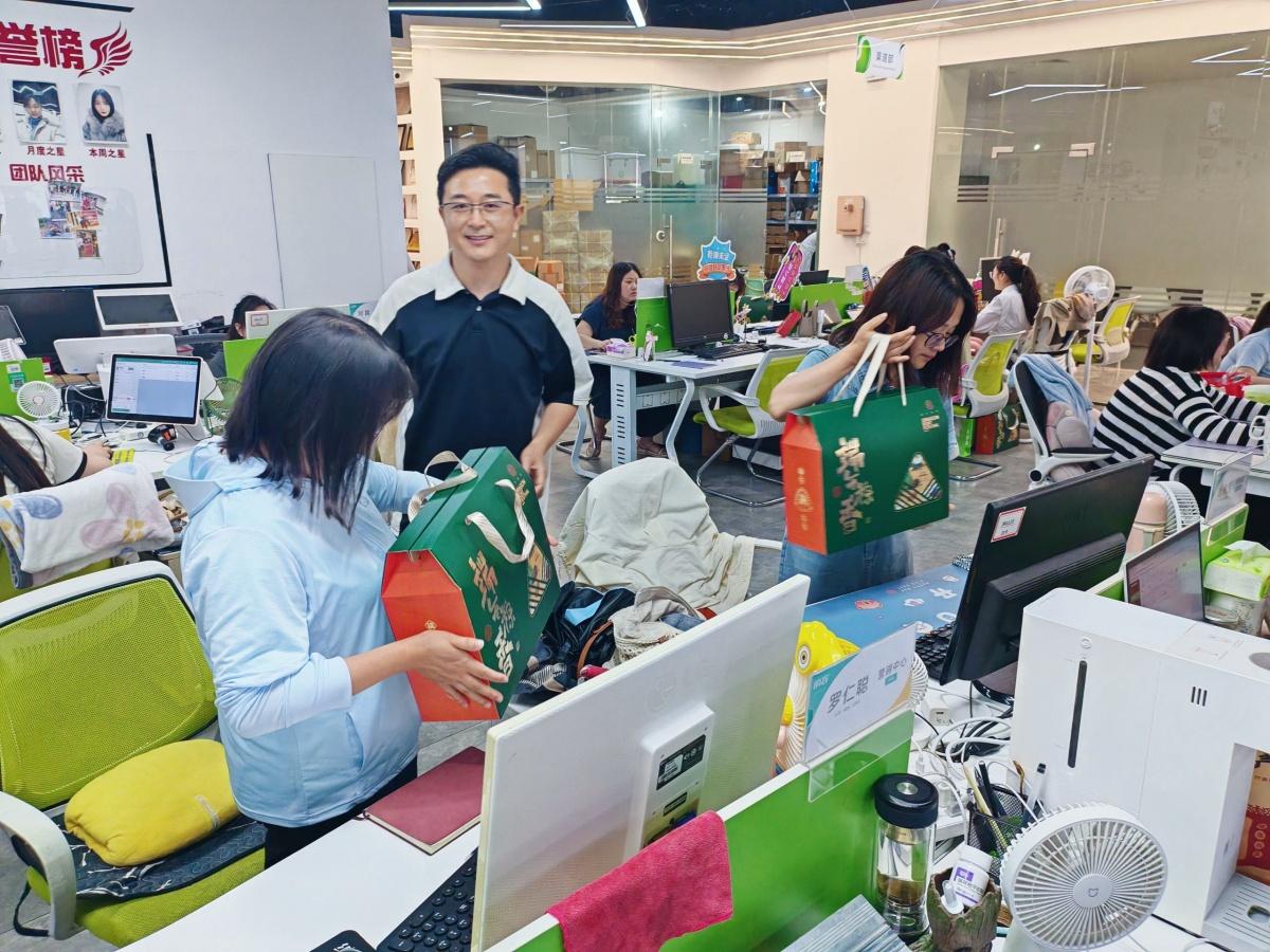 湖北纳新网络科技有限公司为全体员工发放端午节福利9
