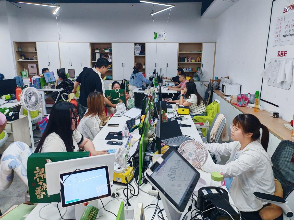 湖北纳新网络科技有限公司为全体员工发放端午节福利11