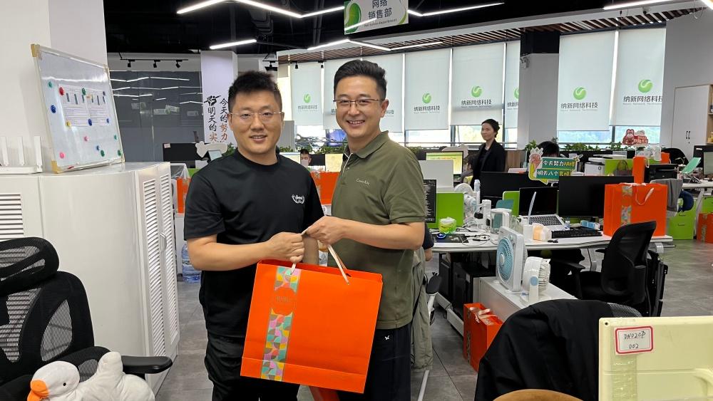 皓月当空 情满四方| 湖北纳新网络科技有限公司为全体员工发放中秋节福利1