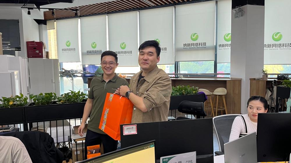 皓月当空 情满四方| 湖北纳新网络科技有限公司为全体员工发放中秋节福利3