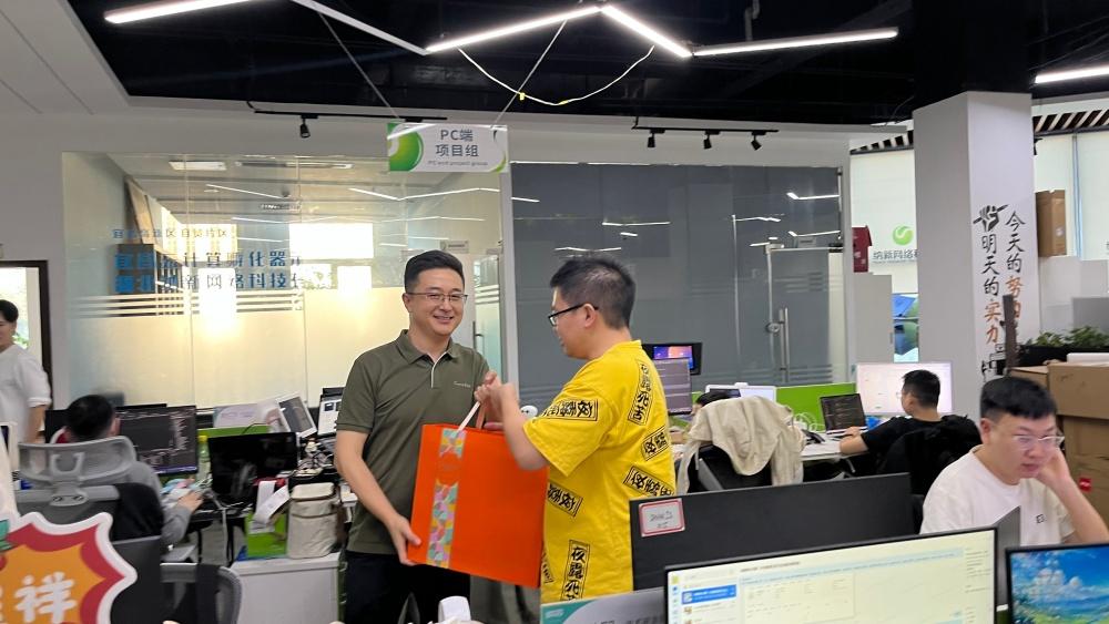 皓月当空 情满四方| 湖北纳新网络科技有限公司为全体员工发放中秋节福利5