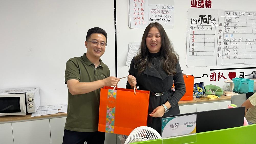 皓月当空 情满四方| 湖北纳新网络科技有限公司为全体员工发放中秋节福利7