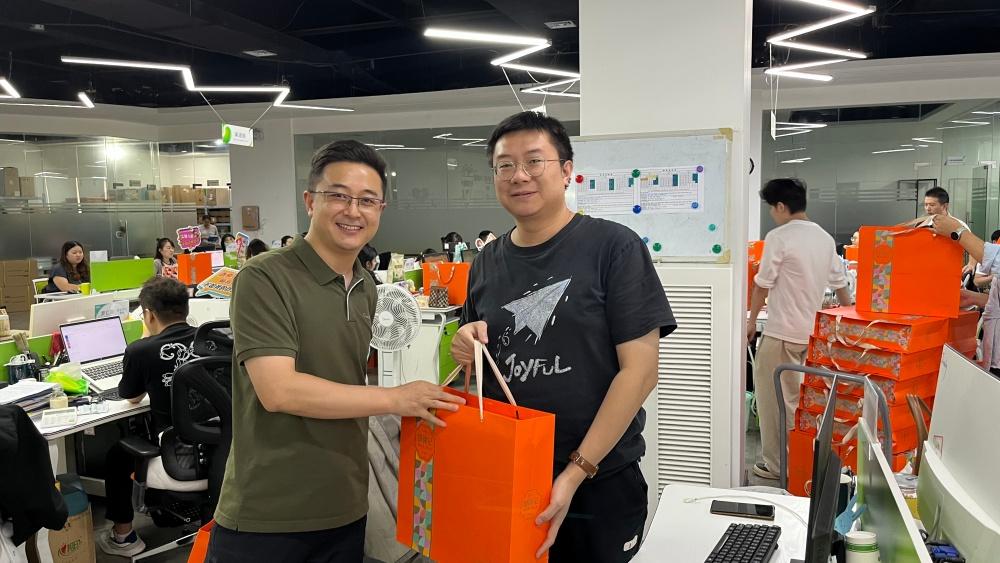 皓月当空 情满四方| 湖北纳新网络科技有限公司为全体员工发放中秋节福利9