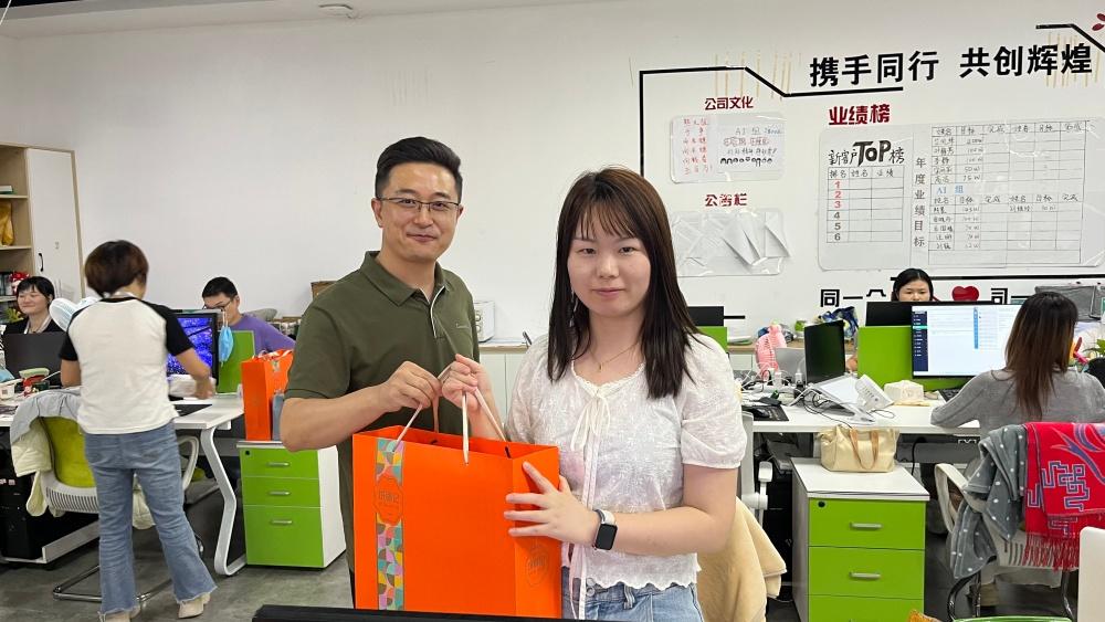 皓月当空 情满四方| 湖北纳新网络科技有限公司为全体员工发放中秋节福利10