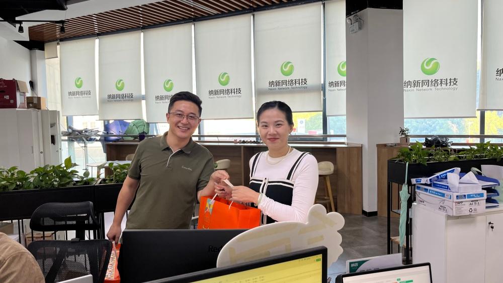 皓月当空 情满四方| 湖北纳新网络科技有限公司为全体员工发放中秋节福利11